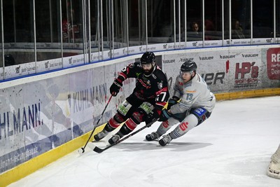 Spieler Julian Airich im Zweikampf - Jörn Buschmann